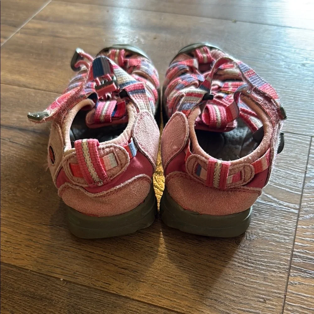 Keen comfortable pink